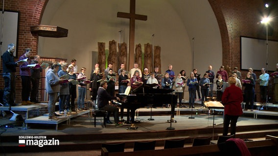 Der Kieler Madrialchor bei einer Probe in der Kieler Petruskirche. © NDR Foto: NDR Screenshot