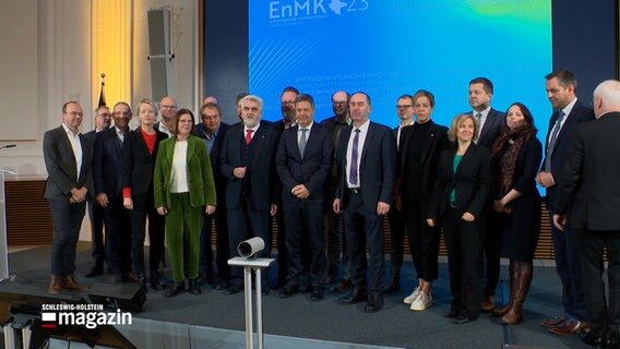 Die Wirtschaftsminister der Bundesrepublik Deutschland posieren für ein Gruppenbild. © NDR Foto: NDR Screenshot