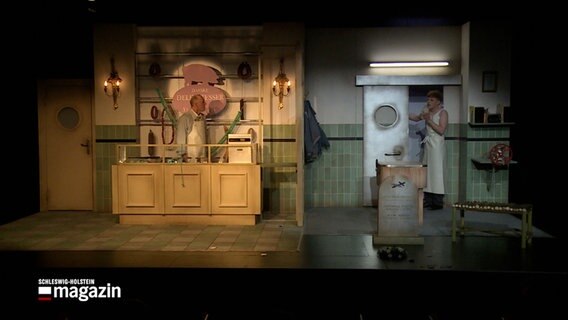 Die Bühne des Theaterstückes "Dänische Delikatessen" in Rendsburg © NDR Foto: NDR Screenshot