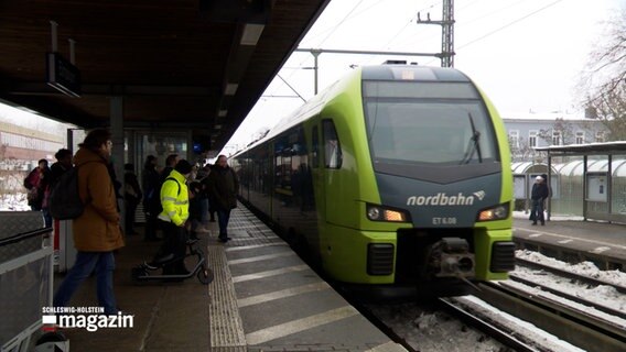 Ein Zug der Nordbahn fährt in den Bahnhof von Kaltenkirchen ein. © NDR Foto: NDR Screenshot