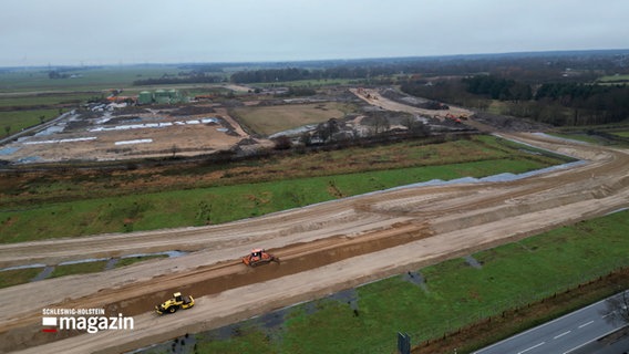 Eine Luftbildaufnahme der Baustelle einer Batteriezellenfabrik bei Heide. © NDR Foto: NDR Screenshot