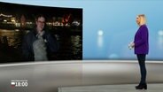 Schleswig-Holstein 18 Uhr- Moderatorin Alexandra Bauer steht im Studio und schaltet live zu Christoph Deuschle in Husum © NDR Foto: NDR Screenshot