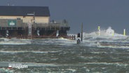 Wellen brechen sich an mehreren Pfosten in St. Peter-Ording © NDR Foto: NDR Screenshot