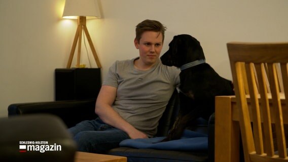 Ein Mann mit einem Hund auf einem Sofa © NDR Foto: NDR Screenshot