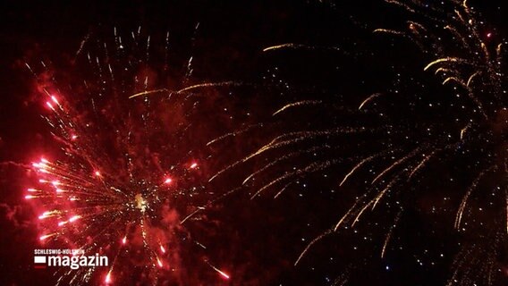 Einige Feuerwerksraketen explodieren am Himmel © NDR Foto: NDR Screenshot