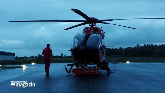 Der Hubschrauber "Christoph 42" seht auf einem Hubschrauberlandeplatz. © NDR Foto: NDR Screenshot