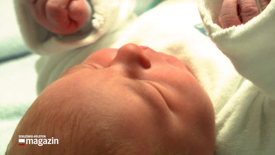 Ein Neugeborenes liegt auf einem Wickeltisch. © NDR Foto: NDR Screenshot