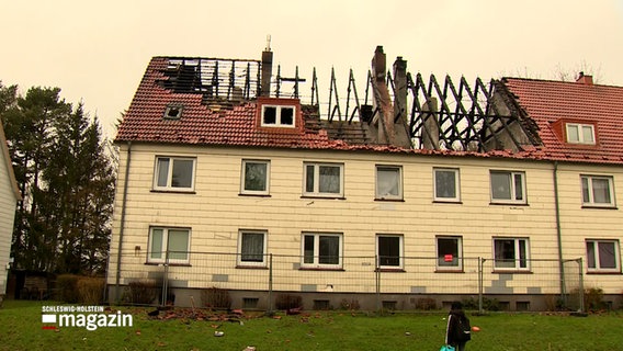 Ein Haus mit einem verbrannten Dachstuhl © NDR Foto: NDR Screenshot