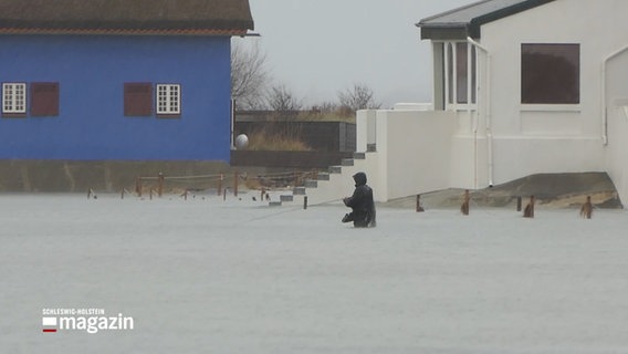 Eine Person steht bis zur Hüfte im Wasser und angelt © NDR Foto: NDR Screenshot