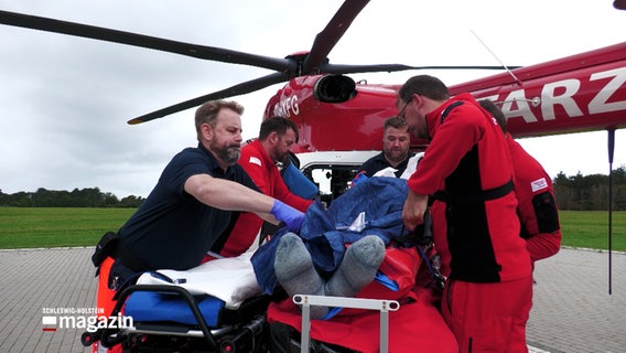Rettungskräfte machen einen Patienten startklar für den Rettungshubschrauber. © NDR Foto: NDR Screenshot