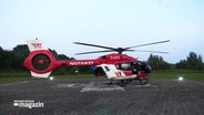 Der Hubschrauber "Christoph 42" steht auf einem Hubschrauberlandeplatz. © NDR Foto: NDR Screenshot