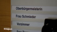 Auf einem Schild an einer Wand steht: Oberbürgermeisterin Frau Schmieder © NDR Foto: NDR Screenshot