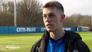 Der neue Spieler bei Holstein Kiel, Alexander Bernhardsson, gibt ein Interview © NDR Foto: NDR Screenshot