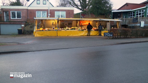 Ein Wochenmarkt am Rande einer Straße in Westensee © NDR Foto: NDR Screenshot