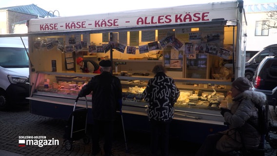 Ein Verkaufswagen für Käse steht auf einem Wochenmarkt © NDR Foto: NDR Screenshot