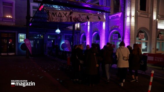 Mehrere Personen stehen vor dem MAX, einem Nachtclub in Kiel. © NDR Foto: NDR Screenshot