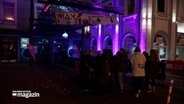 Mehrere Personen stehen vor dem MAX, einem Nachtclub in Kiel. © NDR Foto: NDR Screenshot