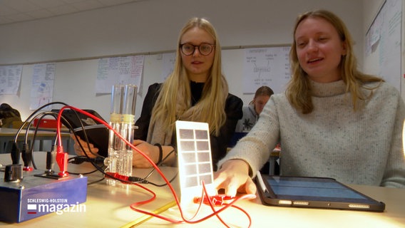 Zwei Schülerinnen experimentieren mit einer Solarzelle © NDR Foto: NDR Screenshot