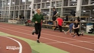 Eine Frau absolviert ein Lauftraining in einer Halle, es ist die Leichtathletin Alina Ammann © NDR Foto: NDR Screenshot