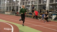 Eine Frau absolviert ein Lauftraining in einer Halle, es ist die Leichtathletin Alina Ammann © NDR Foto: NDR Screenshot