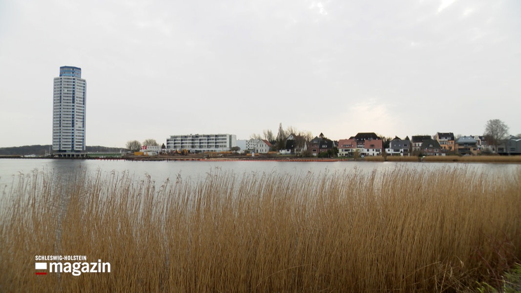 Der Wikingturm in Schleswig mit der Schlei im Vordergrund