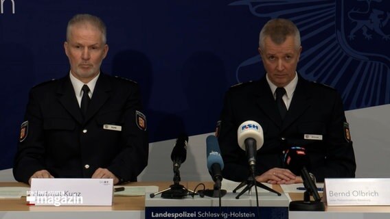 Zwei Personen sitzen während einer Pressekonferenz der Landespolizei an einem Tisch. © NDR Foto: NDR Screenshot