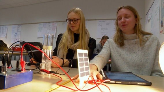 Zwei Schülerinnen experimentieren mit einer Solarzelle © NDR Foto: NDR Screenshot