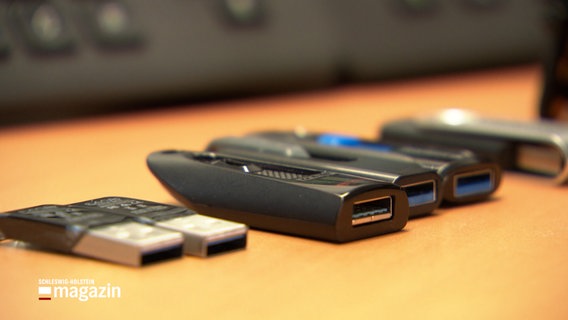 Mehrere USB-Sticks liegen auf einem Tisch © NDR Foto: NDR Screenshot