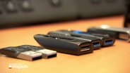 Mehrere USB-Sticks liegen auf einem Tisch © NDR Foto: NDR Screenshot