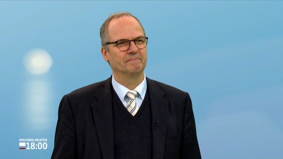 Werner Schwarz (CDU) Landwirtschaftsminister von Schleswig-Holstein gibt ein Interview im NDR Studio © NDR Foto: NDR Screenshot