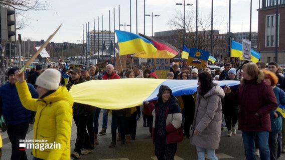 Mehrere hundert Demonstranten demonstrieren in Kiel gegen den Angriffskrieg gegen die Ukraine von Russland © NDR Foto: NDR Screenshot