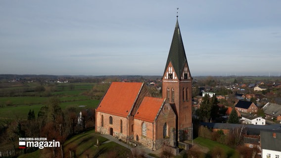 Eine Luftbildaufnahme der St. Marien Kirche in Sandesneben © NDR Foto: NDR Screenshot