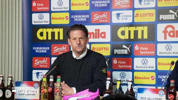 Der neue Sportdirektor von Holstein Kiel, Carsten Wehlmann, bei einer Pressekonferenz © NDR Foto: NDR Screenshot
