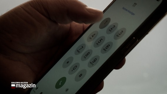 Ein Smartphone auf dem die Nummer "110" gewählt wird © NDR Foto: NDR Screenshot
