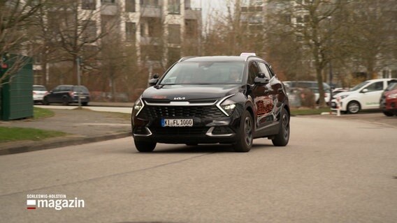 Ein Fahrschulwagen fährt auf einer Straße. © NDR Foto: NDR Screenshot