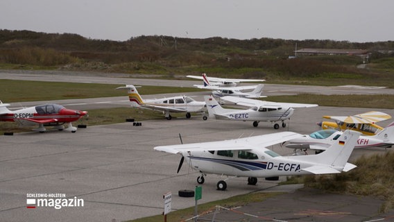 Mehrere Kleinflugzeuge stehen auf dem Flughafen von Helgoland auf der Düne © NDR Foto: NDR Screenshot