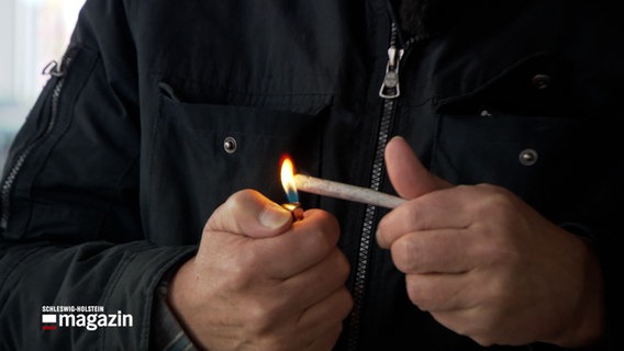 Eine Person zündet einen Joint an © NDR Foto: NDR Screenshot