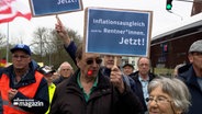 Ein Mann hält auf einer Demonstration ein Schild hoch, auf dem Schild steht: "Inflationsausgleich auch für Rentner*innen. Jetzt!" © NDR Foto: NDR Screenshot