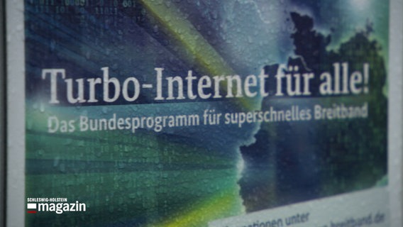 Auf einem Plakat steht: "Turbo-Internet für alle!" © NDR Foto: NDR Screenshot