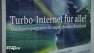 Auf einem Plakat steht: "Turbo-Internet für alle!" © NDR Foto: NDR Screenshot