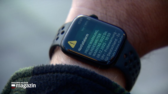 Auf einer Smartwatch ist ein simulierter Notfallalarm zu sehen © NDR Foto: NDR Screenshot