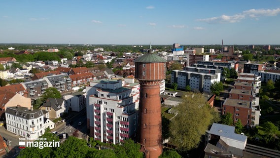 Eine Luftaufnahme zeigt des Wasserturm in Elmshorn © NDR Foto: NDR Screenshot