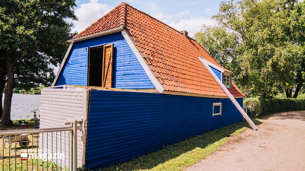 Ein Haus, in einem auffälliges Blau gestrichen