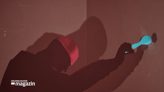 Eine Bildmontage zeigt eine Silhouette einer Person, diese schlägt mit einem Löffel gegen eine Wand © NDR Foto: NDR Screenshot