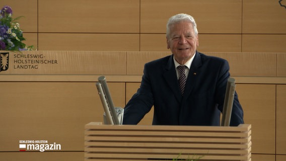Der ehemalige Bundespräsident Jopachim Gauck steht im Schleswig-Holsteinischen Landtag und hält eine Rede © NDR Foto: NDR Screenshot
