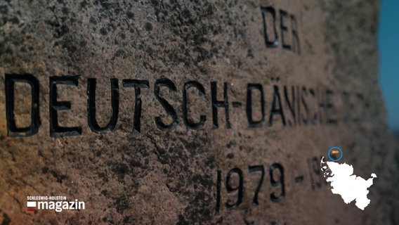 Auf einem Felsen steht: "Der Deutsch-Dänische Deich 1979 - 1982" © NDR Foto: NDR Screenshot