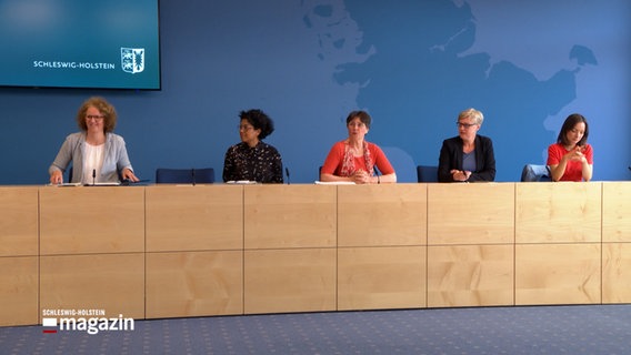 Monika Heinold (Grüne), sowie einige weitere Personen auf einer Pressekonferenz © NDR Foto: NDR Screenshot