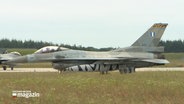 Ein Kampfflugzeug auf einem Rollfeld © NDR Foto: NDR Screenshot