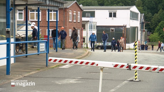 Mitarbeitende der Nobiskrug Werft in Rendsburg auf dem Weg zu einer Betriebsversammlung auf dem Betriebsgelände © NDR Foto: NDR Screenshot