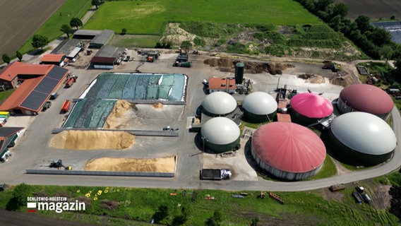 Eine Luftbildaufnahme einer Biogasanlage © NDR Foto: NDR Screenshot